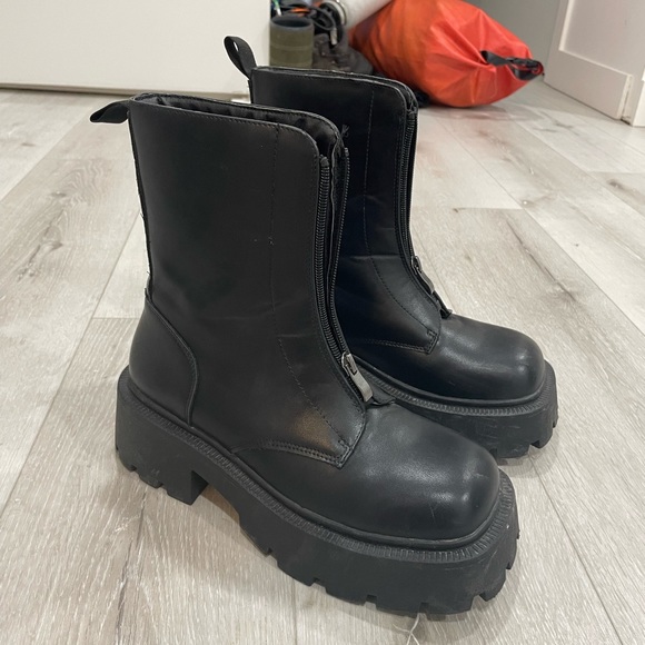 Pretty Little Thing chunky boots - Picture 2 of 2